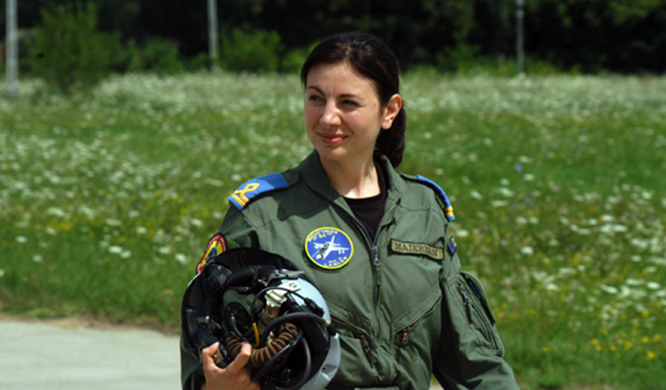 Suceveanca Simona Maierean, prima femeie-pilot de supersonic din România