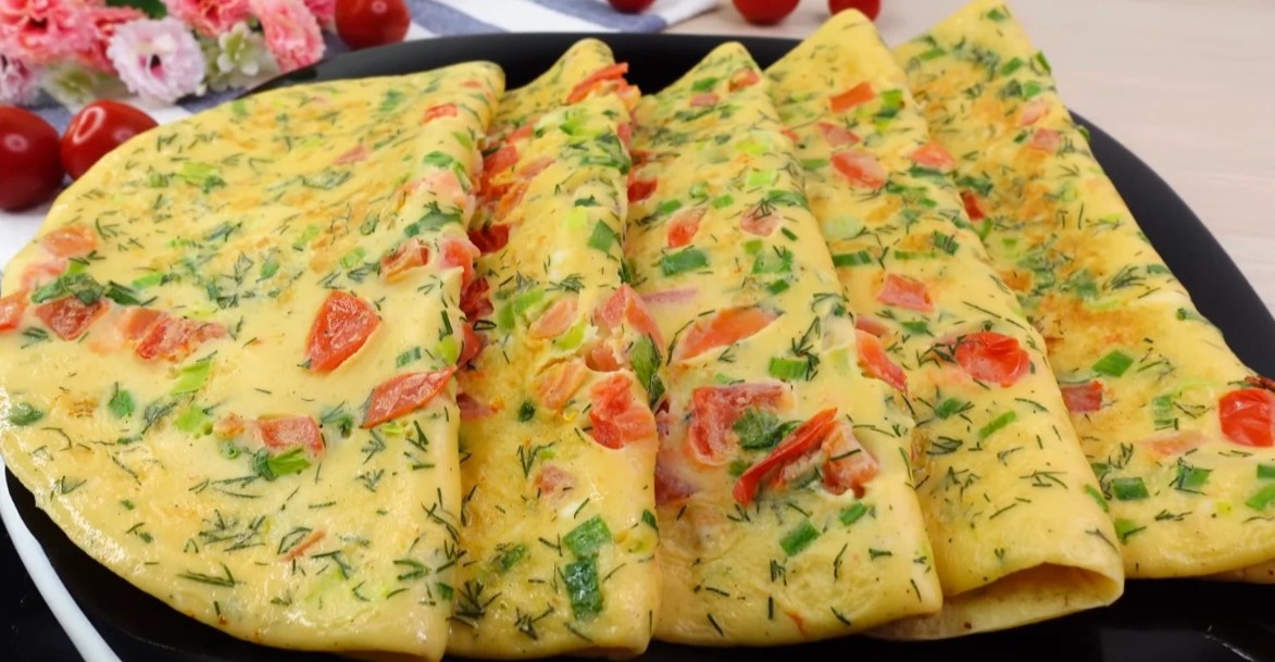 Omletă pufoasă cu legume și cașcaval. Combinația de ouă proaspete și brânză aromată creează un joc perfect de arome, perfectă pentru micul dejun