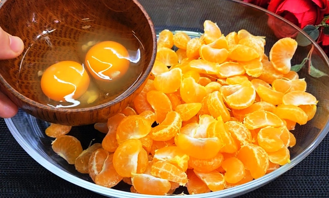 Amesteca un ou cu o mandarina si vei ramane surprins de gust.  Un deliciu delicat cu mandarine