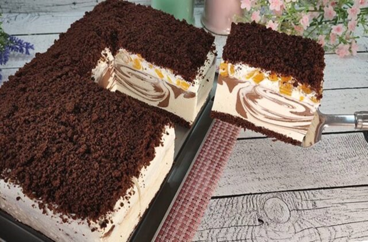 Prajitura delicioasa cu iaurt cu crema moale si bucatele de piersici