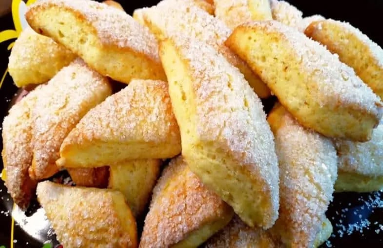 Aceasta este cea mai rapidă și ușoară rețetă de fursecuri! Fursecurile sunt ușoare, moi în interior, cu o crustă delicioasă de zahăr. Nu sunt complicate de preparat și întotdeauna un rezultat excelent!