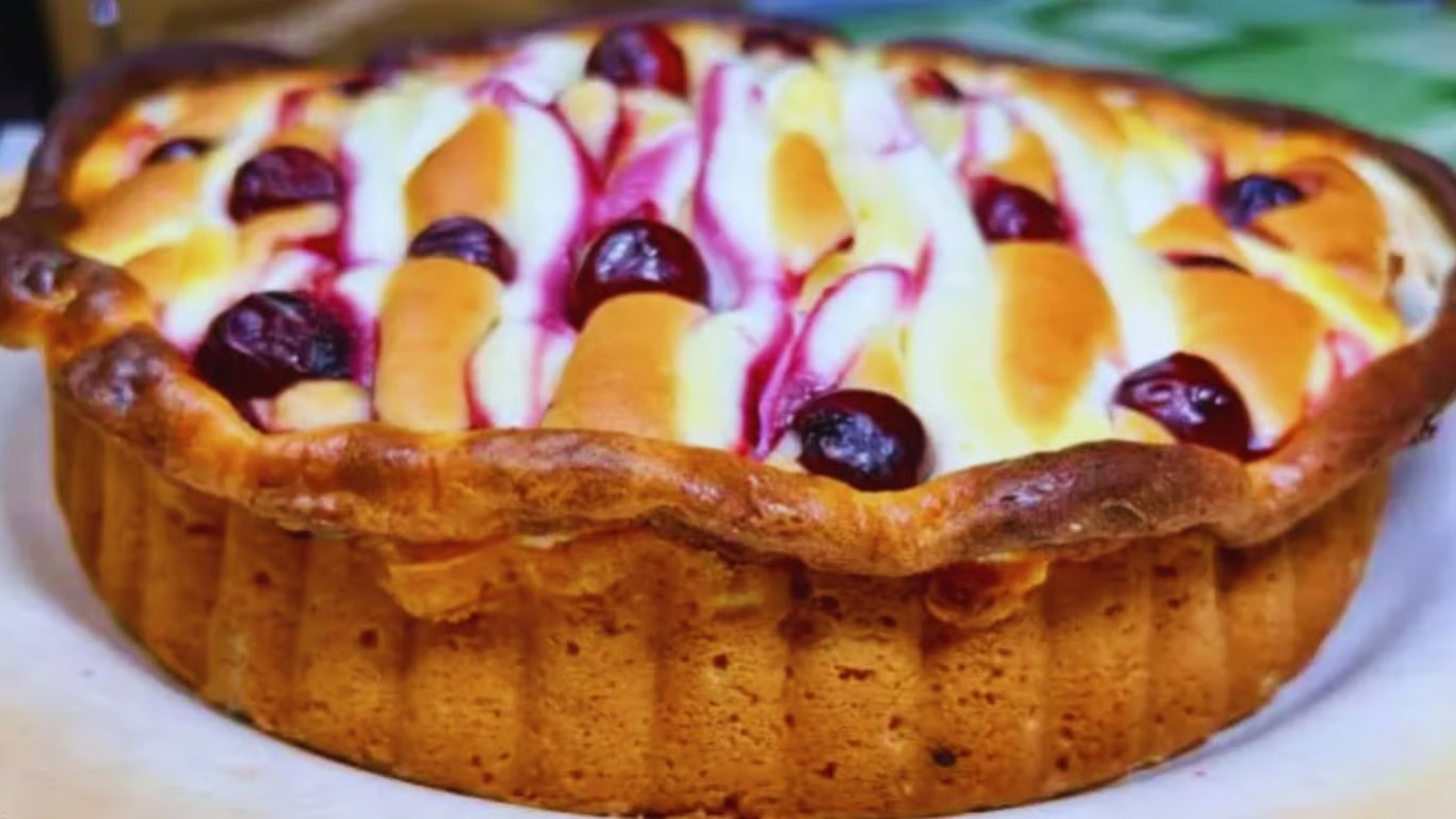 Tarta cu cirese este desertul perfect pentru cei care iubesc o textură delicată și o aromă sofisticată. Baza din brânză de vaci o face și mai cremoasă și mai fragedă