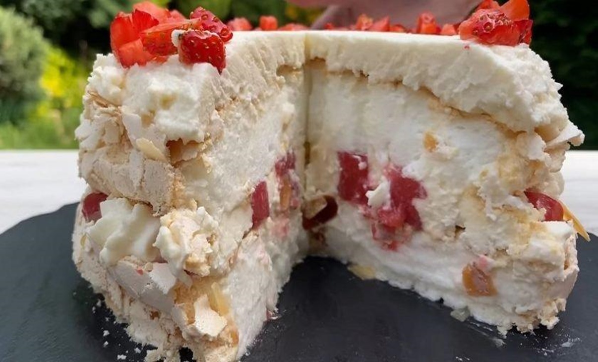 Cea mai suculentă prăjitură cu mere – mai gustoasă decât checul